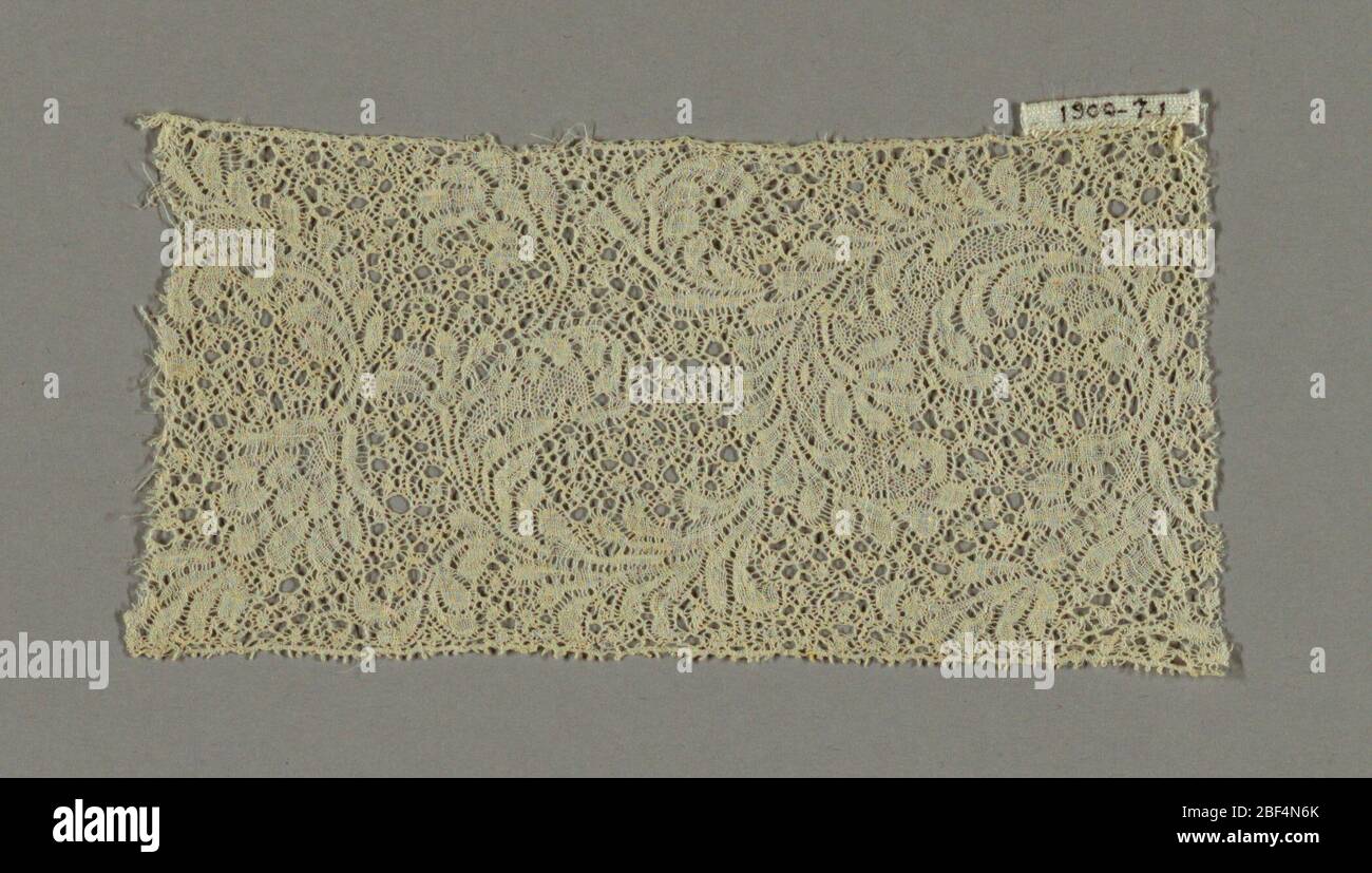 Fragment. Tief scrollendes Design von Laub und Blüten. Schneeflocken-Boden. Gerade Kanten. Stockfoto