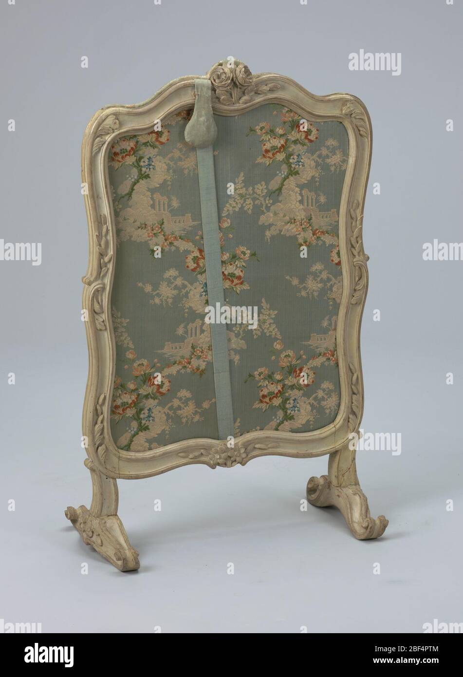 Feuerschutzscheibe mit Schiebeplatte. A) Vertikal konturierter Rahmen, grau lackiert, umschließend (b) Schiebeplatte mit Seidenanteil. Stockfoto