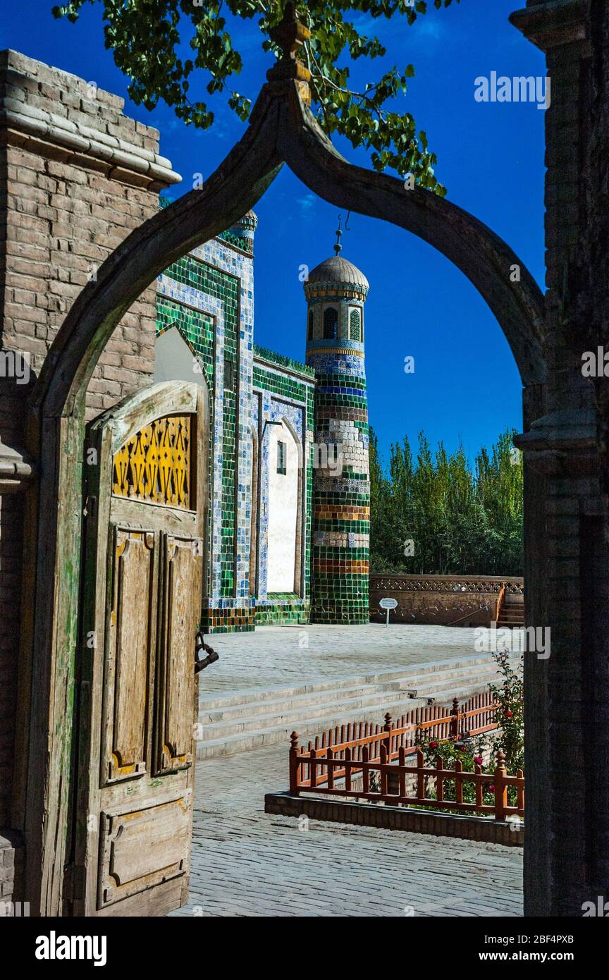 Abakh Hoja Mausoleum eingerahmt durch ein islamisches gewölbt Gateway in Kashgar, Xinjiang. Stockfoto