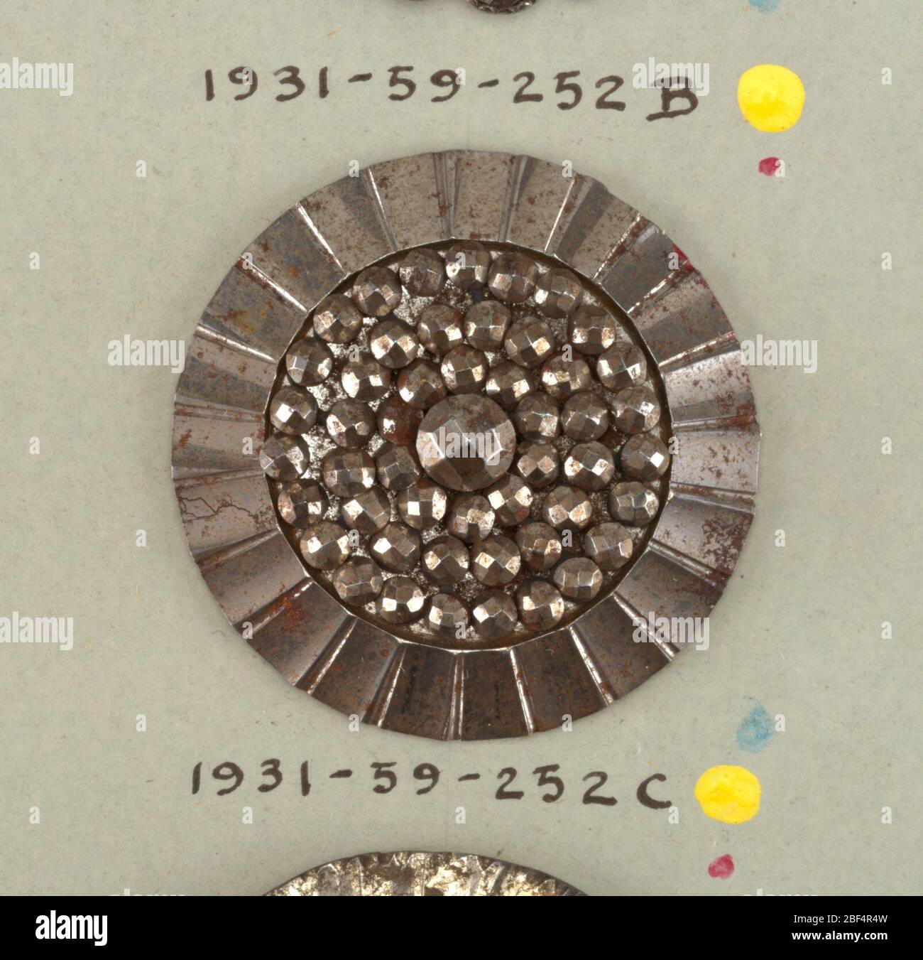 Taste. Drei runde Knöpfe mit in Facetten geschnittenen Bossen; ein zentraler Boss, ein einfacher Schnitt und Border-Ringe von Bossen; C) drei konzentrische Ringe mit gewickelten Rand.auf Karte 58. Stockfoto
