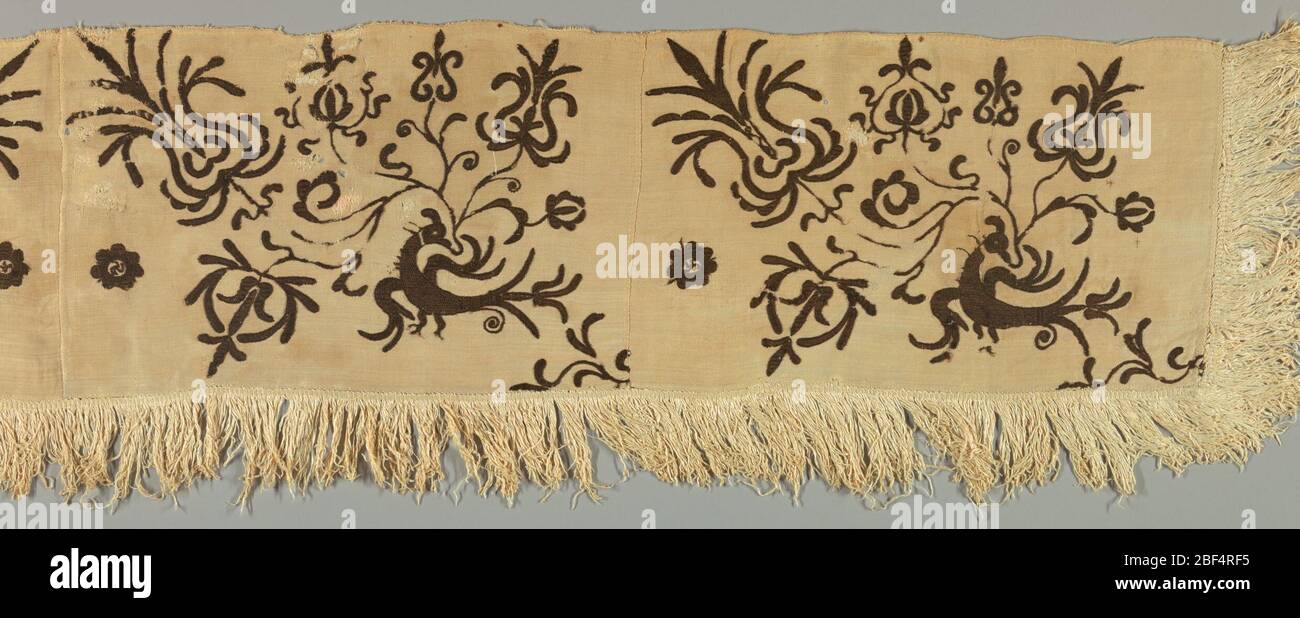 Fragment. Vier rechteckige Naturleinenfragmente, die jeweils in brauner Wolle bestickt sind und einen Vogel in einem scrollenden Zweig mit exotischen Blüten zeigen. Zwei Panels das Spiegelbild des anderen. Länge der Schussschleife Franse von etwa 3' an drei Seiten genäht. Stockfoto