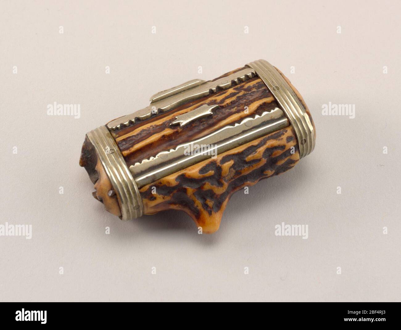 Geweih. Länglich, Schnupftabak Box Stil Box, sein Körper aus Teilen ausgehöhlten Geweih, der Deckel in dekorativ geschnittenen Metall mit einem Daumen fangen an der Vorderseite und eine kleine schmucklose Plakette an der Oberseite befestigt. Stockfoto