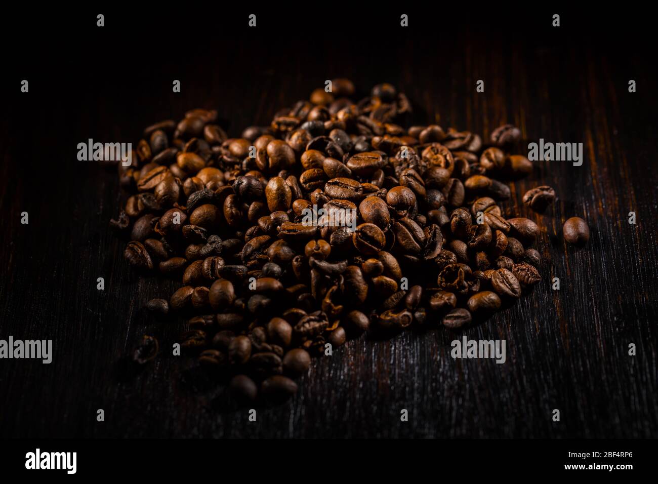 Kaffeebohnen auf dunklem Hintergrund Stockfoto