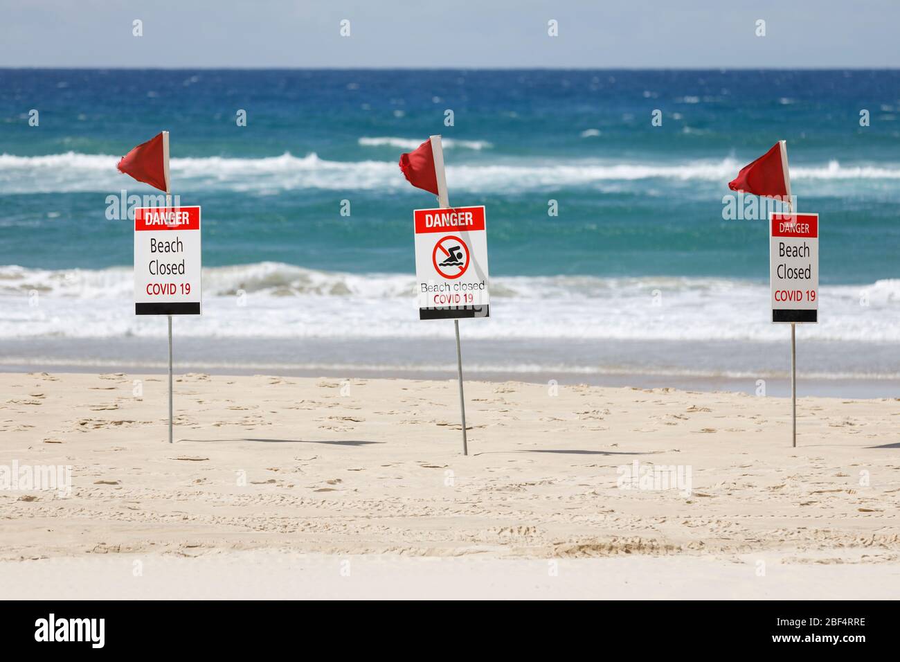 Strand geschlossen covid 19 Zeichen, Strand geschlossen oder Abschaltung Konzept inmitten Coronavirus Ängste und Panik über ansteckende Virus Ausbreitung, 2019-ncov-Sperrung Stockfoto
