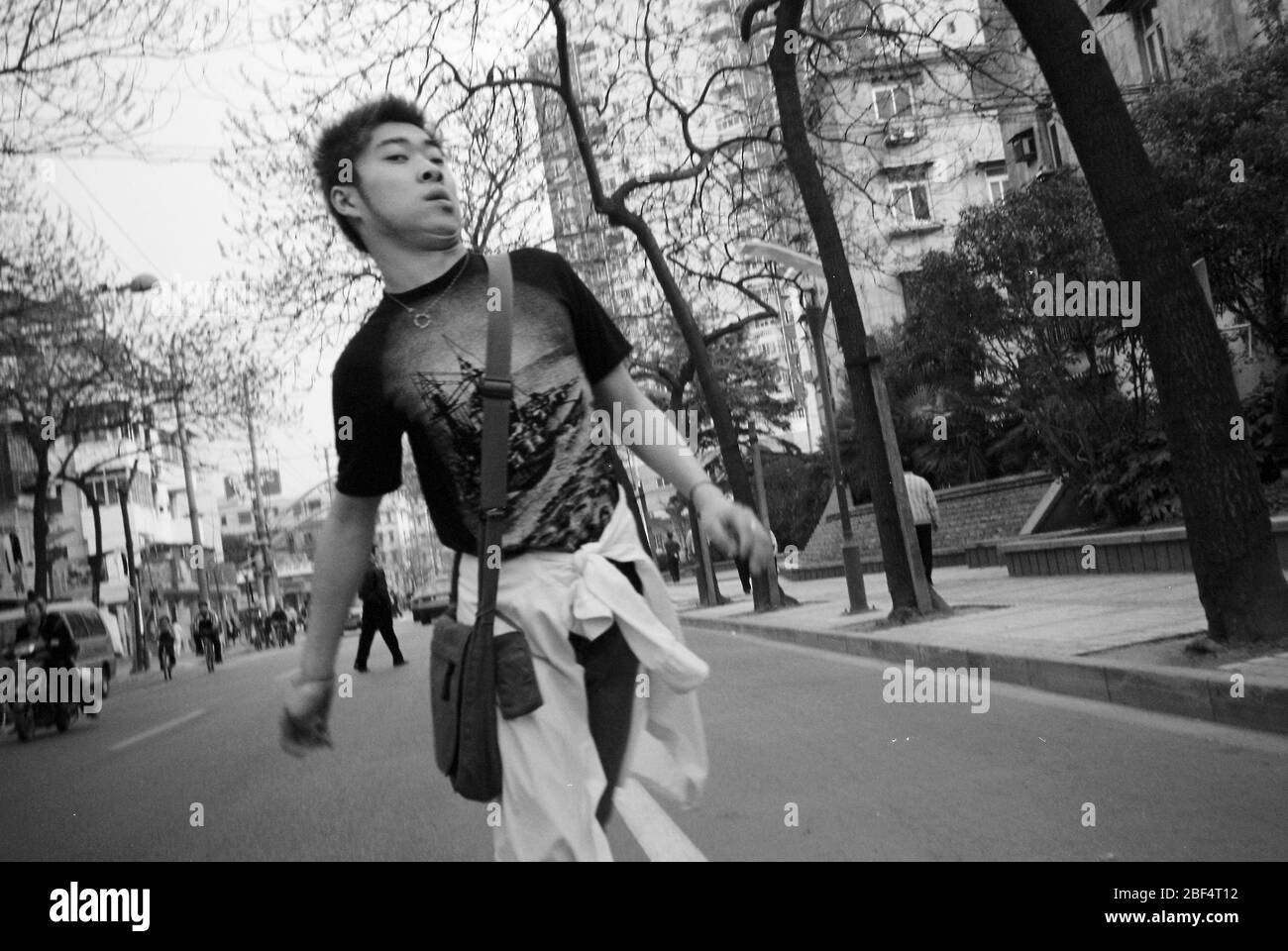 In 1990 Bewohner der Gemeinde mit unbequem Beine gingen auf der Straße Yichuan Second Village Putuo Bezirk Shanghai in den späten 1980er Jahren das ol Stockfoto