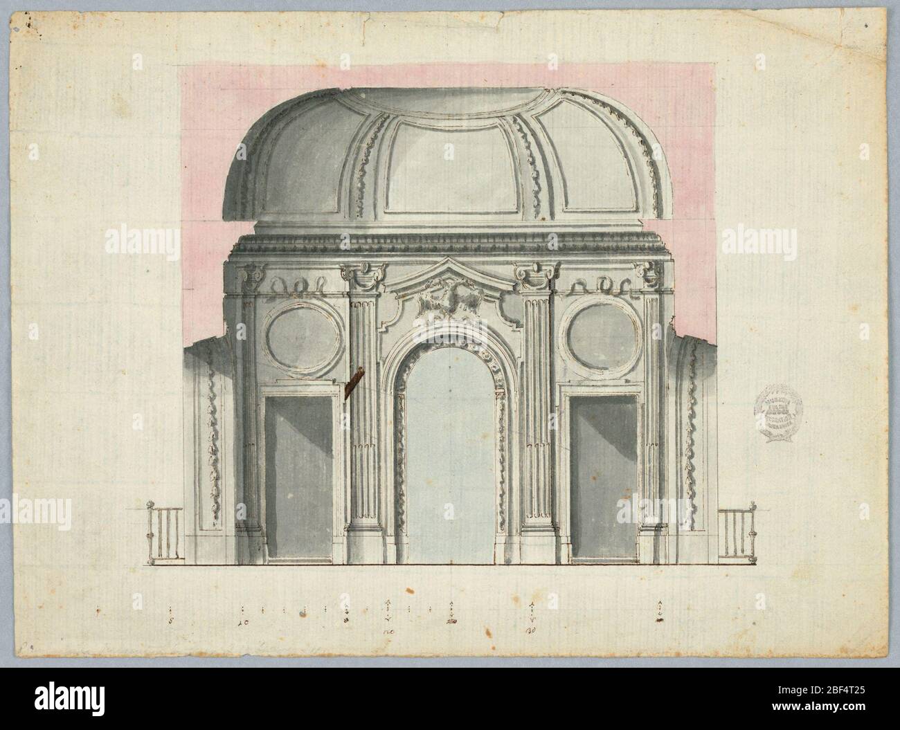 Querschnitt einer Kammer. Blick auf ein Kuppelzimmer. In der Mitte ein Torbogen mit einem Adler und Giebeln gekrönt. Flankierend sind dies geriffelte Pilaster und Tür mit ovalen overdoor Panels. Die Decke ist in Paneele unterteilt, die mit Festonen abgetrennt sind. Stockfoto