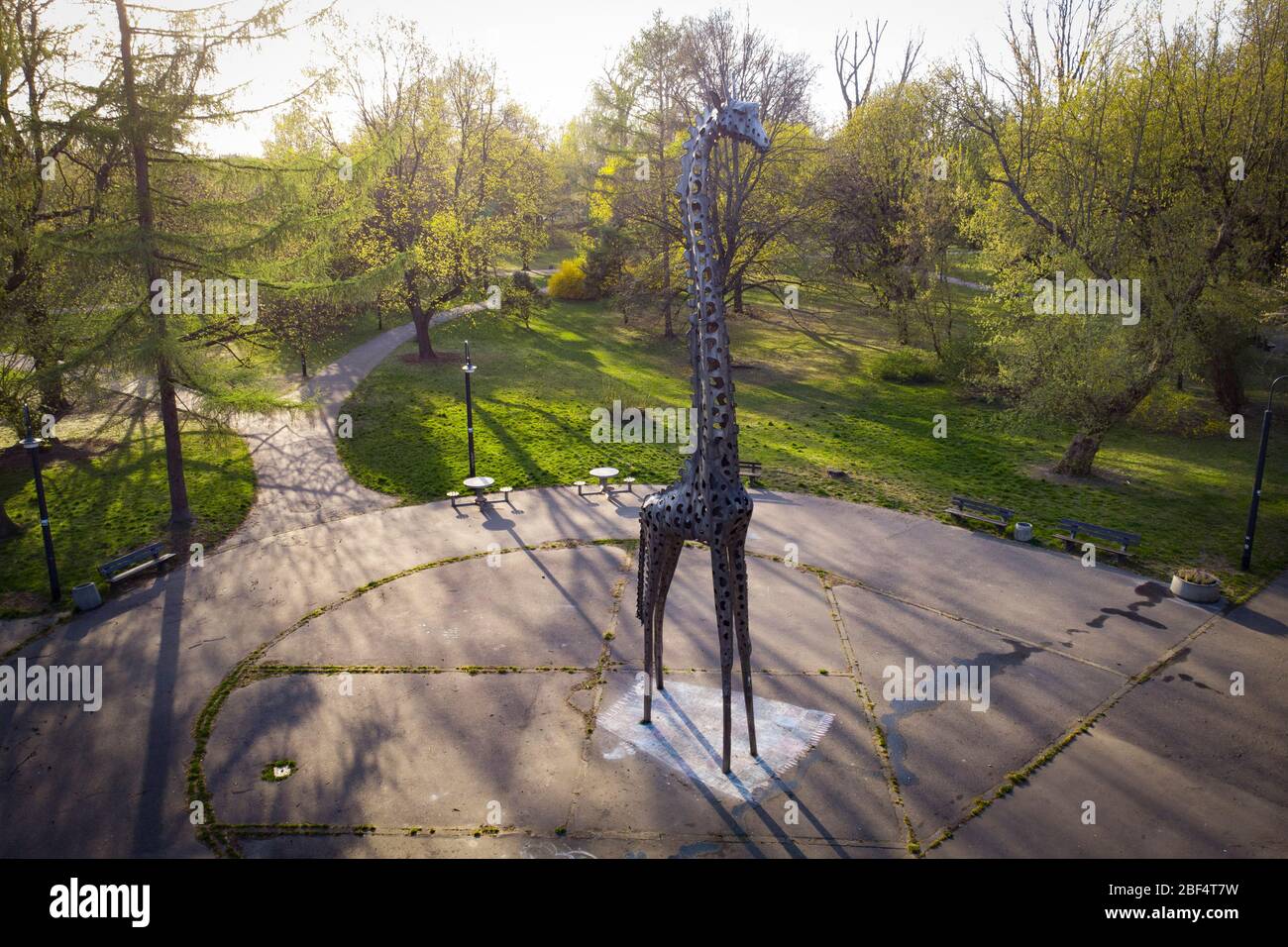 Peking, China. April 2020. Am 16. April 2020 wird in einem leeren Warschauer Zoo in Warschau, Polen, eine Giraffenbildhauerei gezeigt. Der Zoo steht unter finanziellem Druck, seit die Regierung beschlossen hat, alle Unterhaltungsorte, Restaurants und andere öffentliche Plätze zu schließen, um die Ausbreitung des Coronavirus zu begrenzen. Der Zoo hat versucht, die Menschen durch Streaming-Inhalte online zu halten. Kredit: Jaap Arriens/Xinhua/Alamy Live News Stockfoto