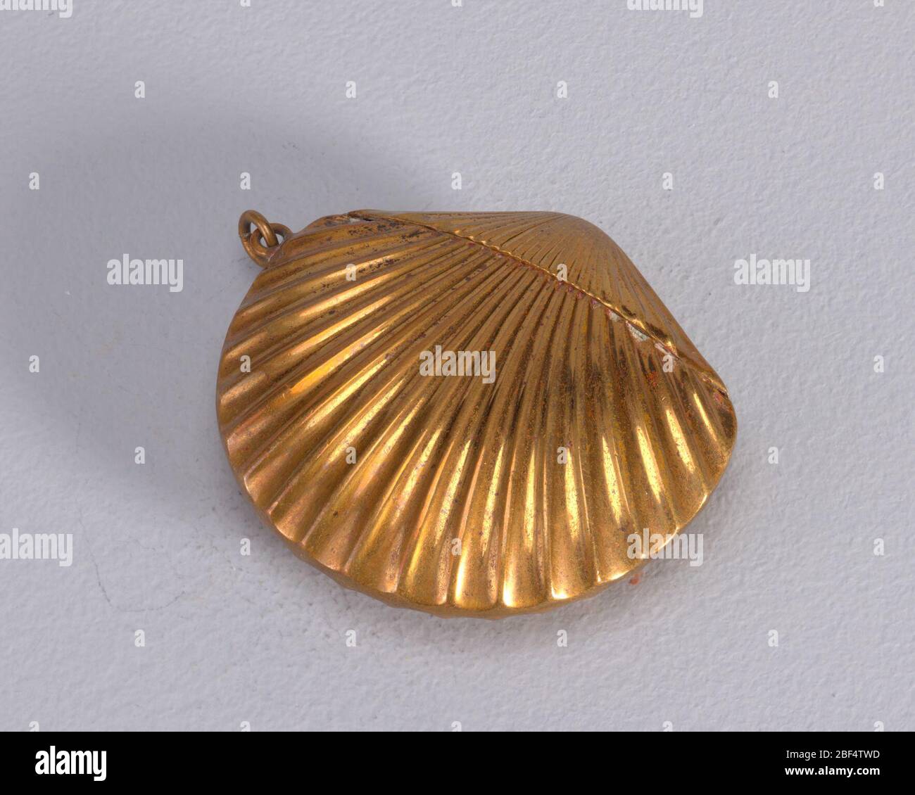 Muschelschale. In Form einer Muschel, schmaleres Ende kippt auf, auf der Rückseite aufklappbar. Link an Seite befestigt. Stürmer in den Rücken eingeschnitten. Stockfoto