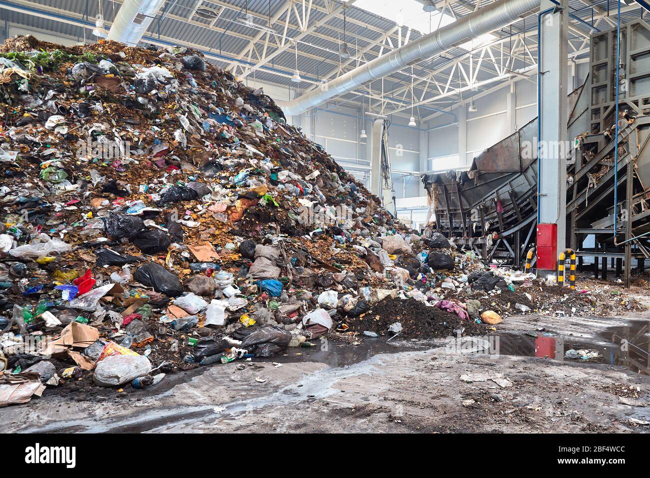 Lösen von Problem der Umweltverschmutzung mit Abfall Abfall Aufbereitungsanlagen - riesiger Haufen Müll für das Laden in ein Förderband für Pelze zubereitet Stockfoto