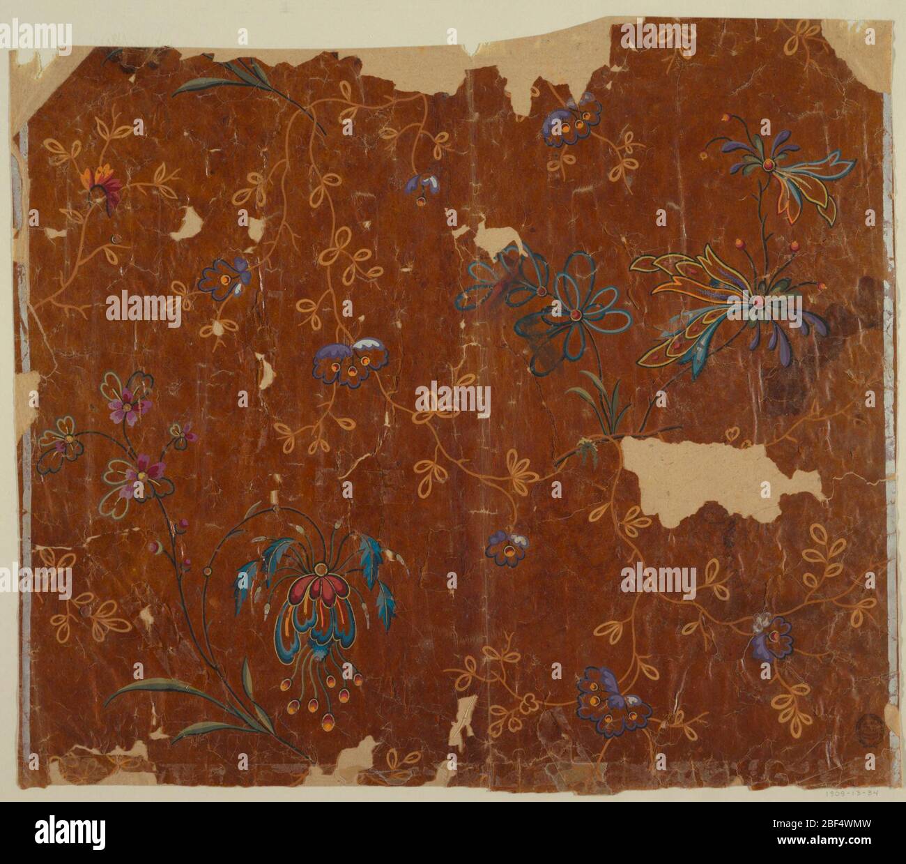 Design für ein gewebtes Gewebe. In einem aufsteigenden, wellenartigen Blütenstiel stecken große, gestaffelte und unterschiedlich gestaltbare Blütenzweige in abwechselnden horizontalen Reihen, aus denen Zweige mit Blättern und Blüten in den verbleibenden Freiraum wachsen. Seitliche weiße Streifen. Stockfoto