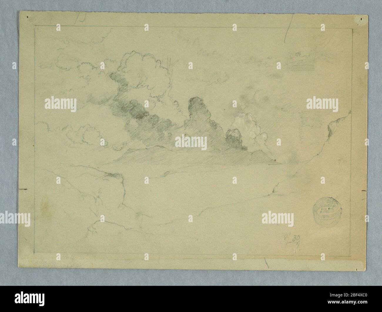Vulkan Sangay Bricht Ecuador Aus. Horizontaler Blick über die Grate im Vordergrund und Mittelgrund mit Vulkan, sichtbar im zentralen Hintergrund, die Rauchwolken in bereits bewölktem Himmel abgibt. Rahmenlinien umgeben das Bild. Stockfoto
