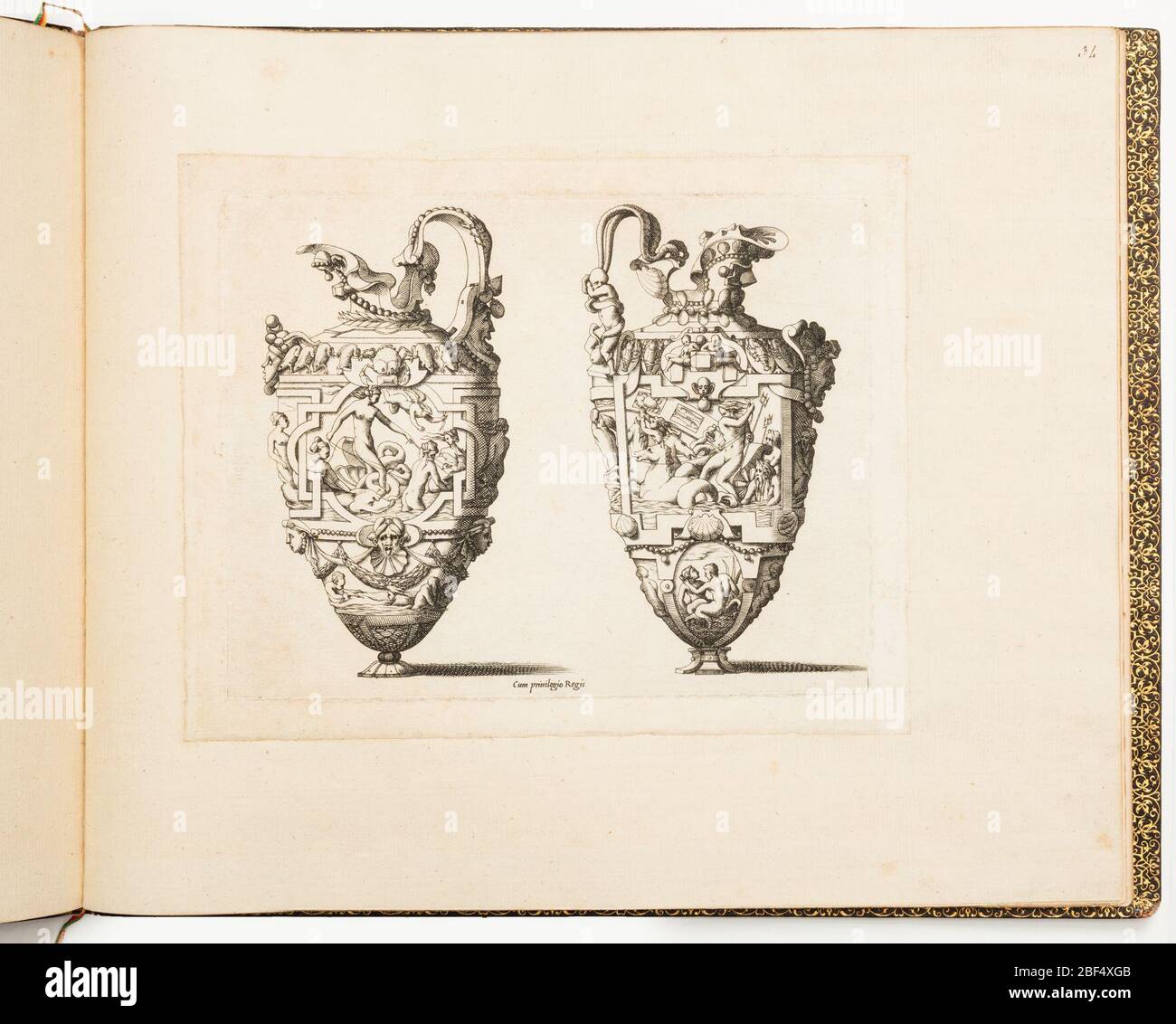 Designs für Ewers von Dessins dorfvrerie Designs für Metallbearbeitung. Schule in Fontainebleau. Design für zwei Ewers. Auf der linken Kanalisation, die Geburt der Venus. Rechts der Triumph Neptuns. Beide sind mit Perlen, Schmuck und Strapwork, Krabben, Fröschen, Hummer, Putten und grotesken Masken verziert. Stockfoto