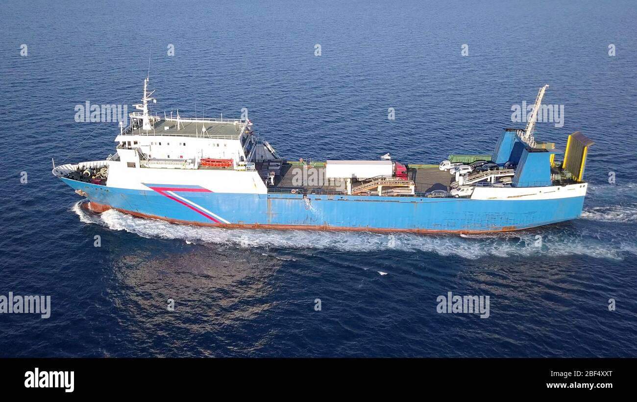 RO RO Ro Ship: Luftaufnahme eines mittelschweren RoRo-Trägerschiffs, das auf See fährt. Stockfoto