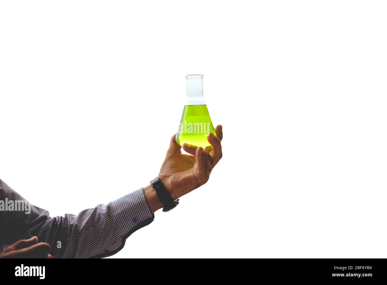 Wissenschaftler Hand hält chemische Flüssigkeit in wissenschaftlichen Glaswaren im Labor auf weißem Hintergrund isoliert. Stockfoto