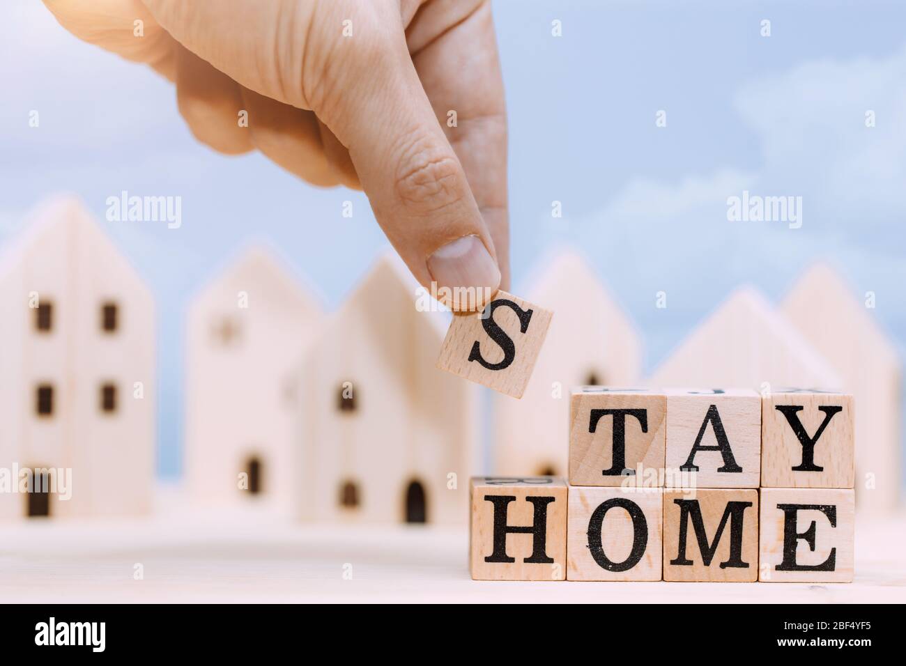 Holzblock 'Stay Home' zur Vermeidung der Verbreitung von Coronavirus Selbstisolierung oder Arbeit zu Hause Kampagne. Stockfoto