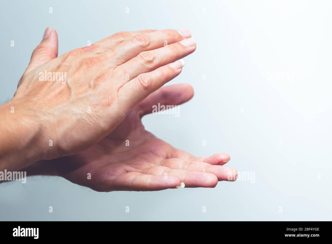 World Encouragement Campaign '#ClapForOurCareres' to Medical Team Kampf mit Covidvirus.Closeup männlichen Hand Applaus mit Arzt und Krankenschwester Overlay. Stockfoto