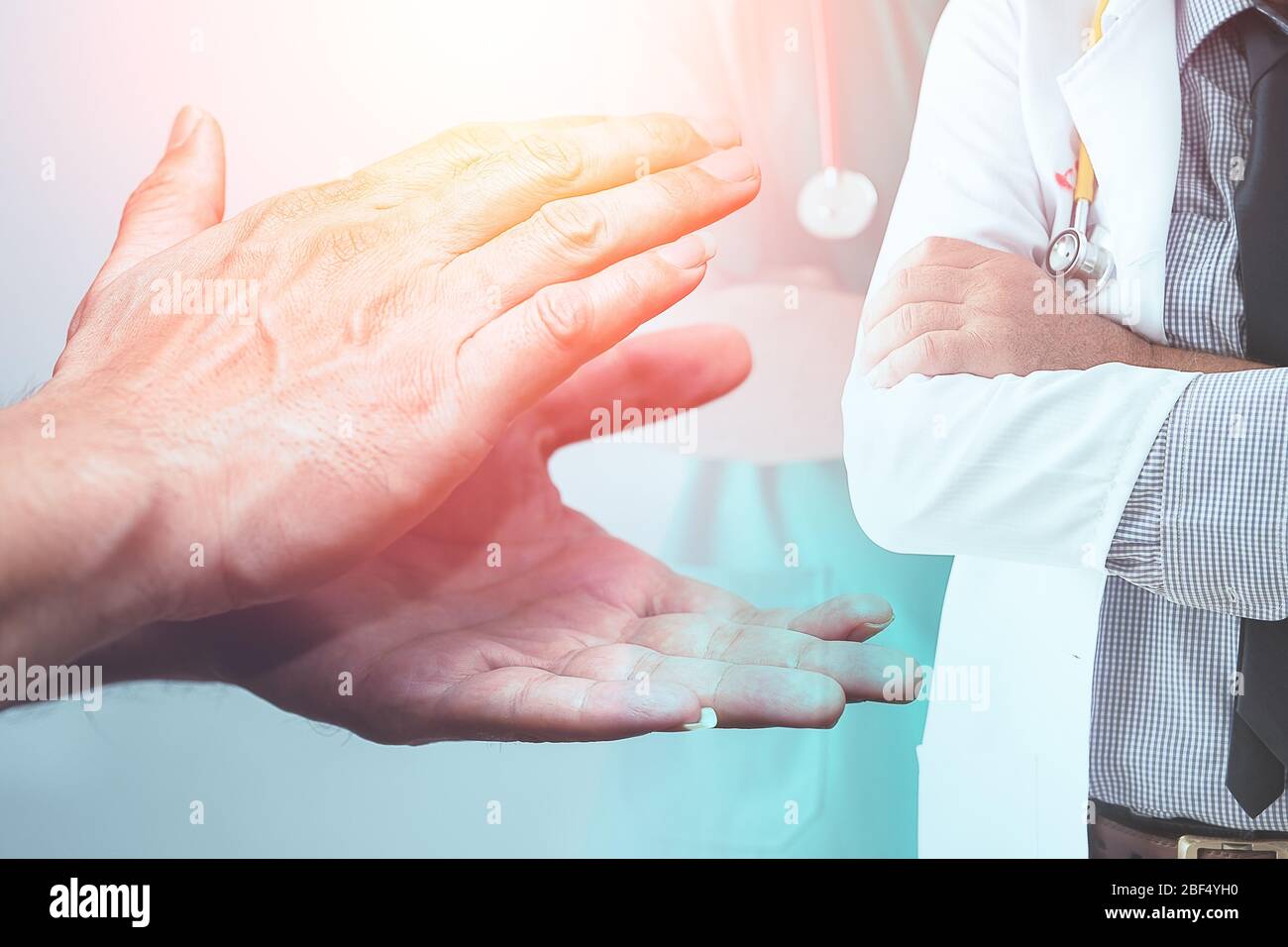 World Encouragement Campaign '#ClapForOurCareres' to Medical Team Kampf mit Covidvirus.Closeup männlichen Hand Applaus mit Arzt und Krankenschwester Overlay. Stockfoto