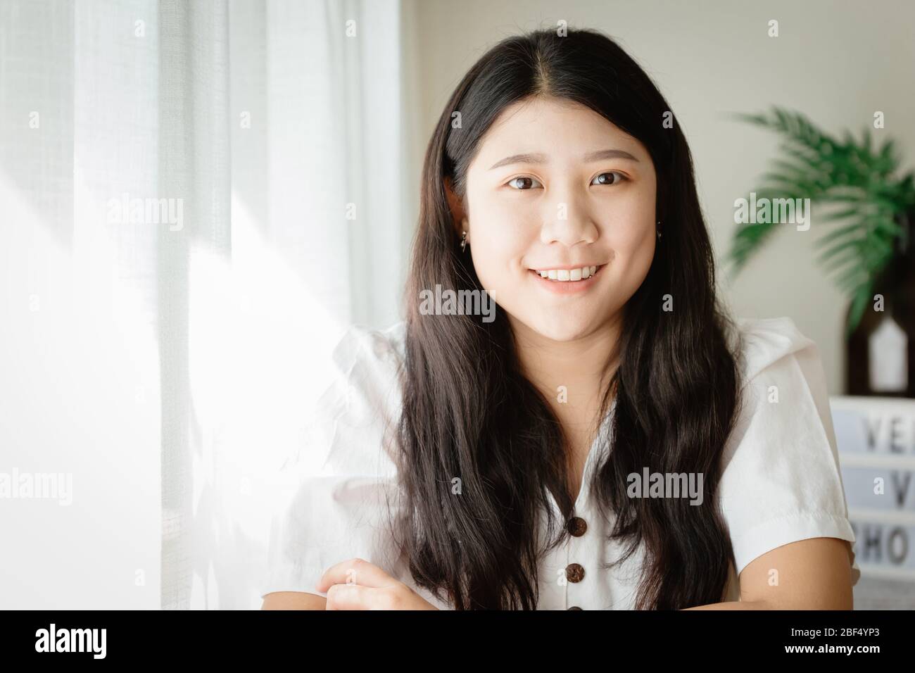 Asiatische niedliche Mädchen teen lächeln im Haus für Asien junge Haus Frau glücklich genießen Lifestyle zu Hause. Stockfoto