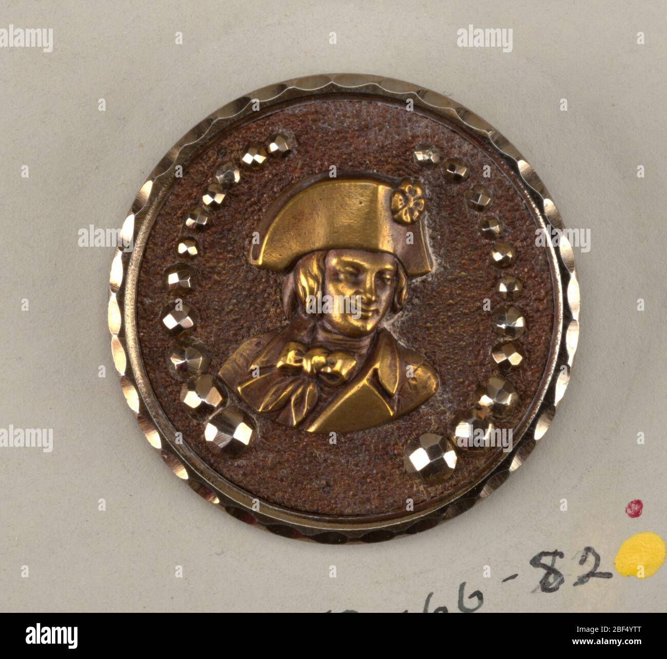 Pax. Kreisförmiger Knopf mit Büste der Frau (?) In Helm und Rüstung; 'PAX' unter Figur, innerhalb Band um Rand.auf Karte 43 Stockfoto