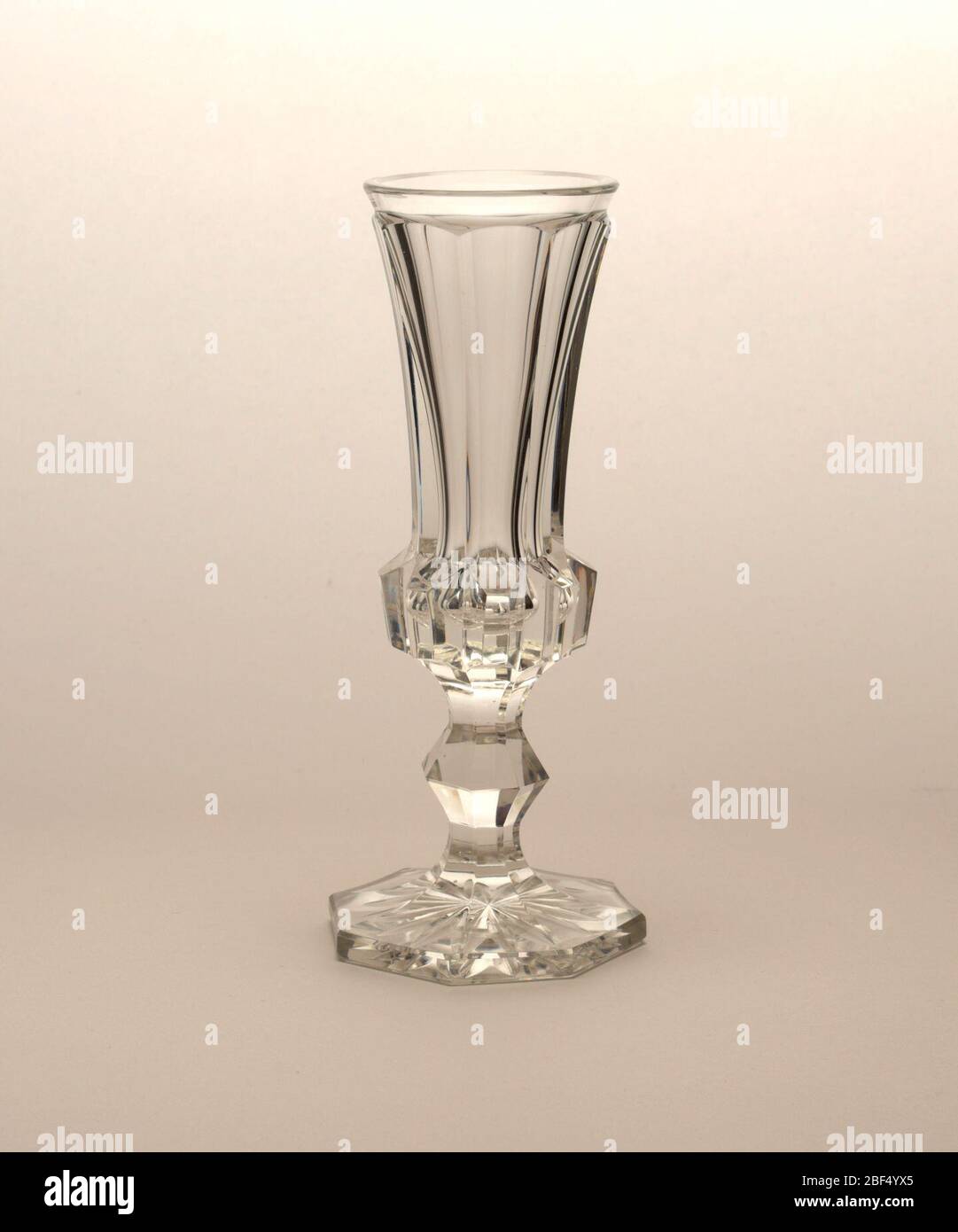 Nein 2. Mundgeblasener Kristall-Champagner-Flöte, facettiert und reliefartig-prismatisch-geschnitten und poliert. Stockfoto