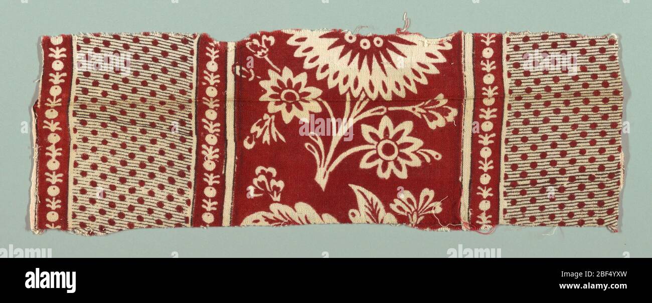 Textil. Grob gewebte Vorhangplatte in breiten Streifen in rot und schwarz. Breites vertikales Band aus Rot mit einer großen offenen Blume und Laub in Weiß abwechseln mit einem breiten Verbot in horizontalen schwarzen Linien gedruckt und mit roten Punkten überdruckt. Stockfoto