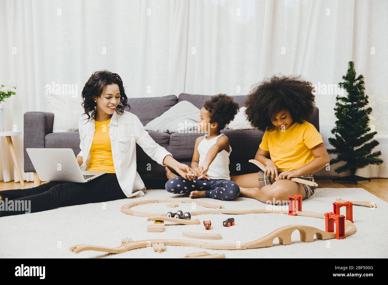 Eltern arbeiten zu Hause aus Internet-Computer Laptop Wirkung von Covid-19 Virus Pandemie Krankheit gesunde Mutter glücklich leben zu bleiben und mit ihrem chil spielen Stockfoto