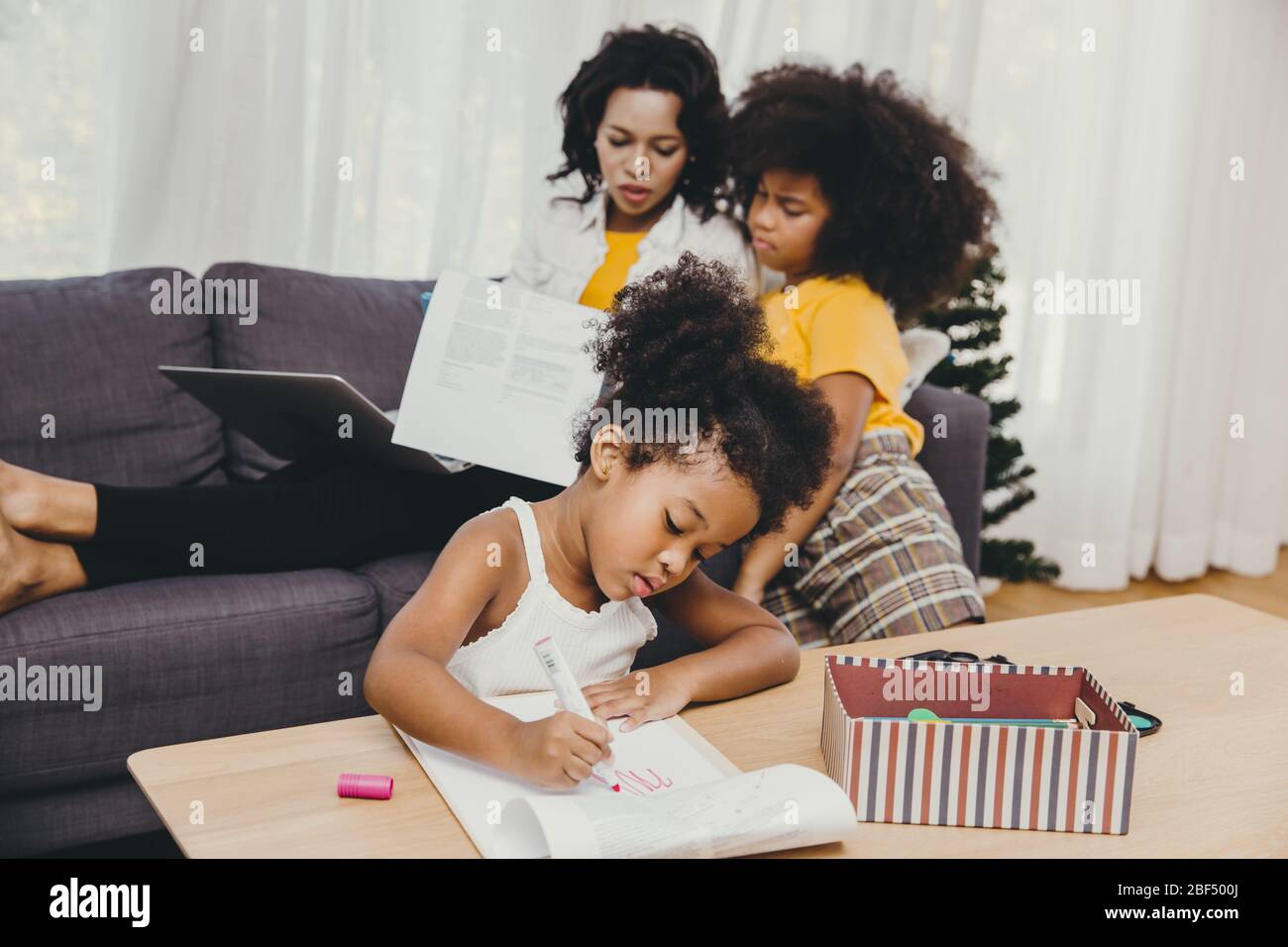 Eltern arbeiten zu Hause aus Internet-Computer Laptop Wirkung von Covid-19 Virus Pandemie Krankheit gesunde Mutter glücklich leben zu bleiben und mit ihrem chil spielen Stockfoto