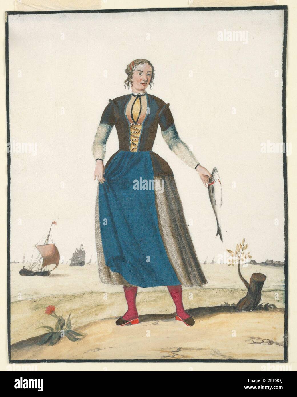 Fischerin mit einem Fang. Eine stehende Fischerin trägt einen roten Schlauch und eine blaue Schürze. Sie hält einen großen Fisch in der linken Hand. Segelschiff sichtbar im Hintergrund, und eine Blume und Stumpf im Vordergrund. Stockfoto