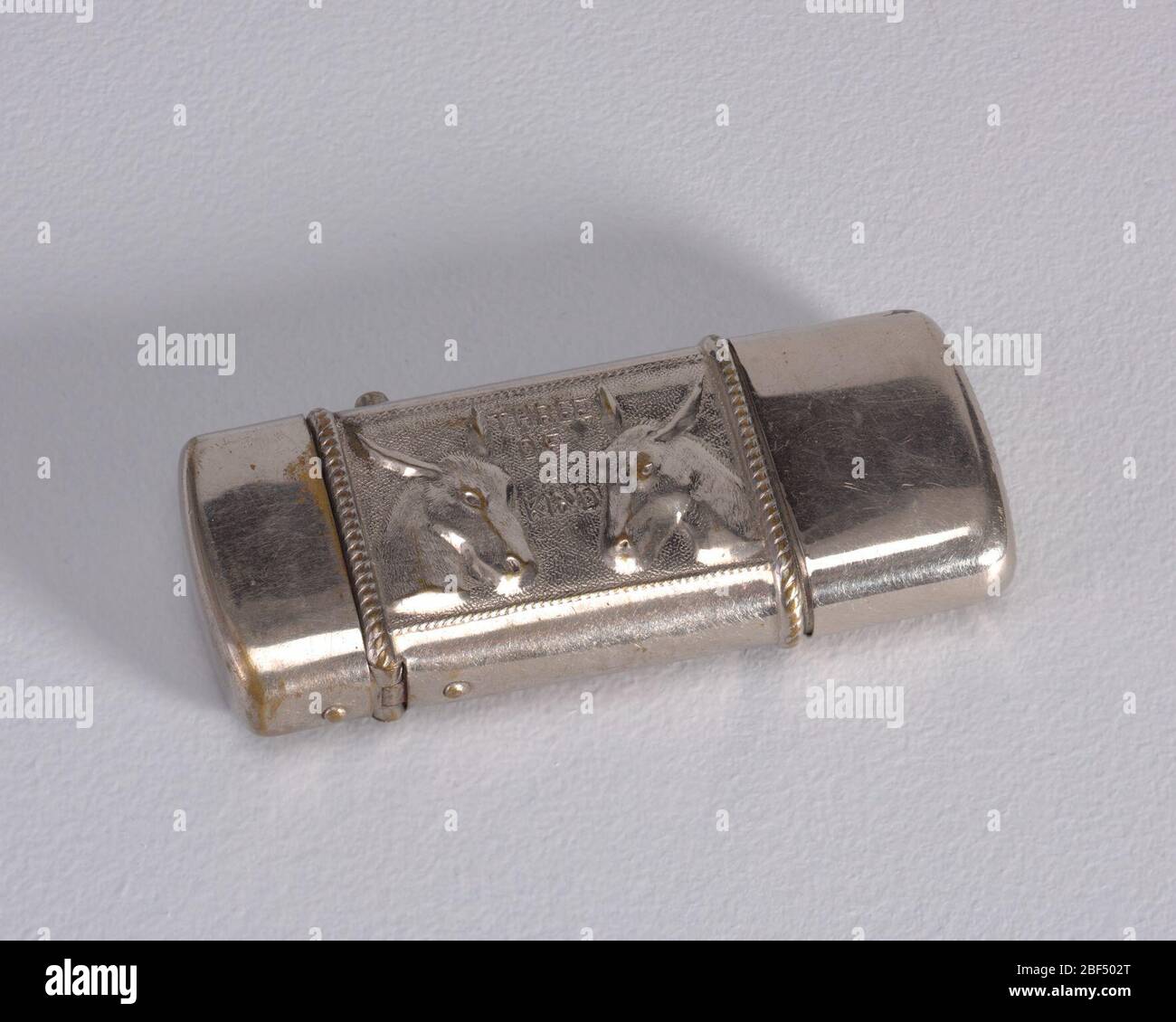 Chuck Luck Pocket Match Safe und Würfel-Box. Länglich, mit abgerundeten Ecken, mit zentralen, erhöhten Dekoration von zwei Eselsköpfen, die jeweils gegenüber dem anderen, zwischen ihnen ist die Inschrift "drei einer Art", alle von verdrehten Seilwerk eingerahmt. Stockfoto