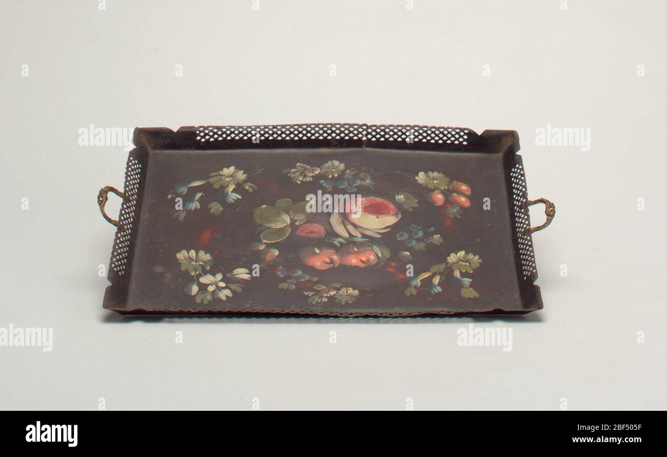 Paar Fächer. Rechteckig, mit konvexen, hochgezogene Seiten, durchbohrt; a) hat zwei Griffe aus Messing. Schwarzes Feld, in Farbe mit verstreuten Blumen gemalt. Stockfoto