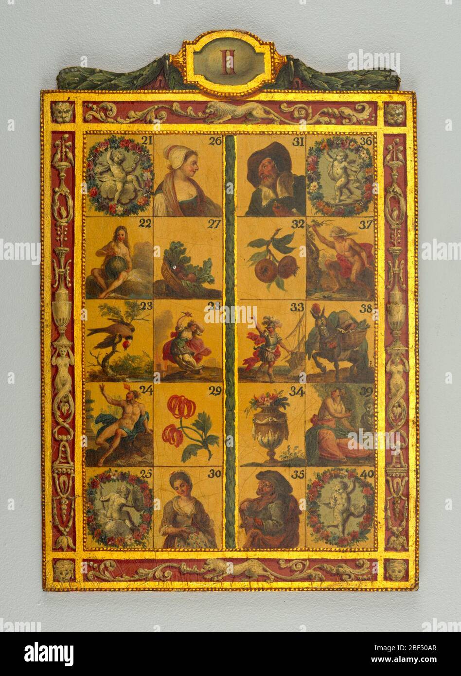 Cavagnole. Panel 'II'Rechteckiges Brett, Teil eines größeren Satzes (1921-22-197 bis 209), in polychromen Farben bemalt, vergoldet und lackiert, mit 20 rechteckigen, verzierten Abschnitten, nummeriert 21 bis 40, in 4 Spalten unterteilt. Stockfoto