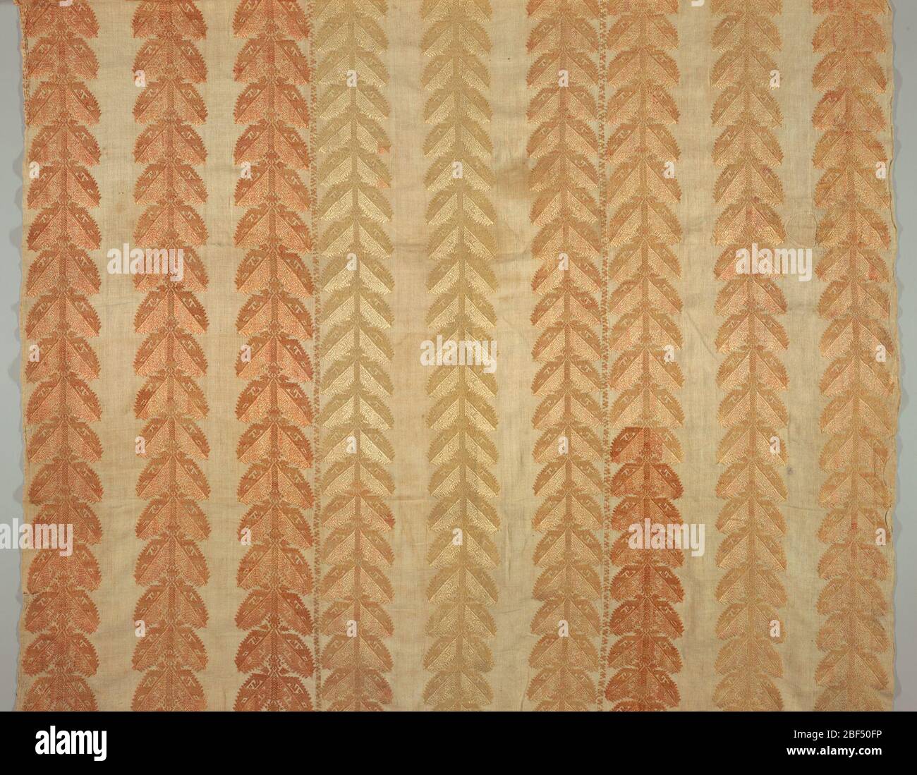 Textil. Panel aus drei Breiten Stoff mit Stickerei verbunden; jede Breite mit drei Streifen von braun und Seide Stickerei in Blatt-Muster verziert. Stockfoto