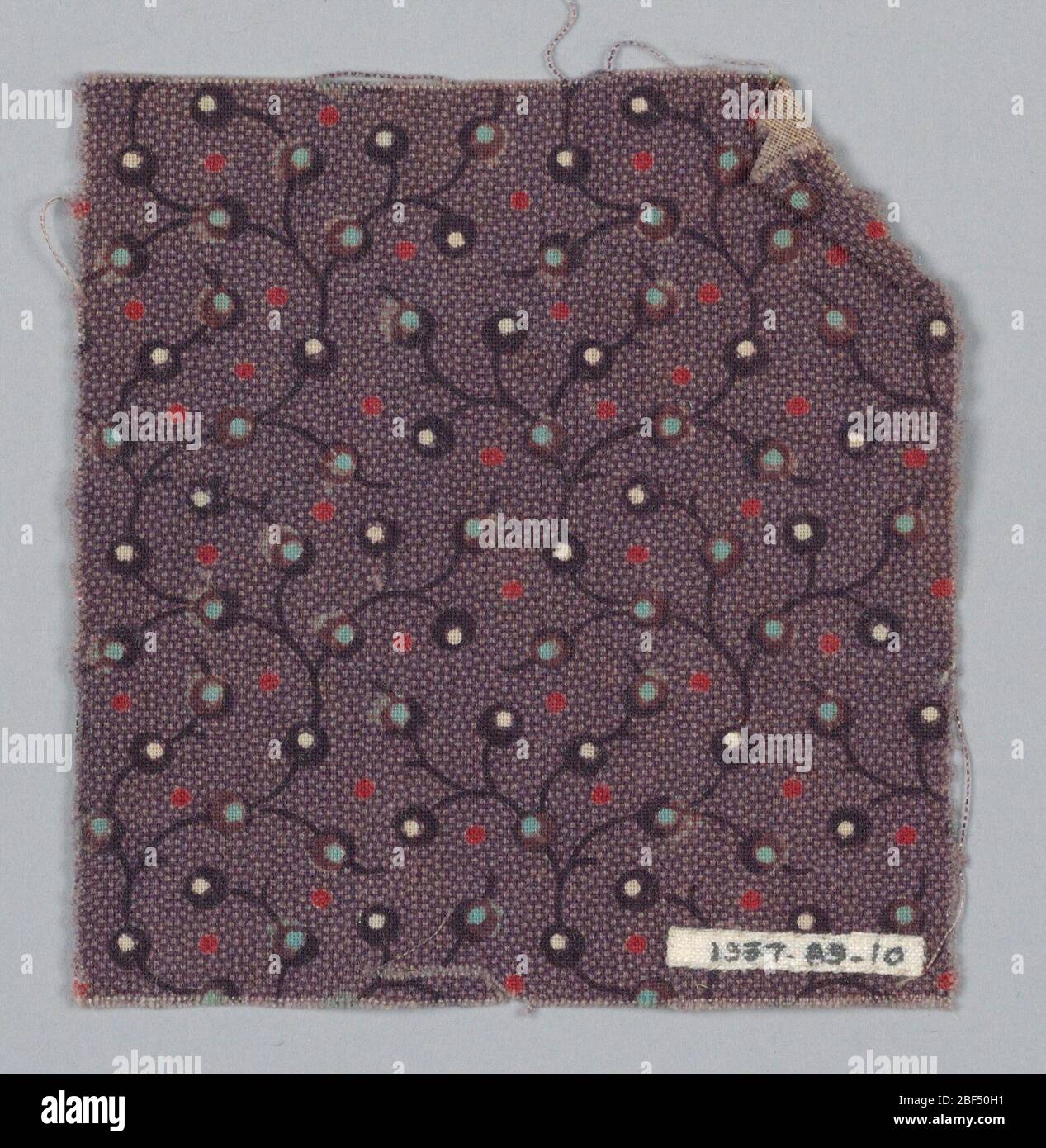 Fragment. Lila Boden mit kleinen Punkten von hellviolett. Design aus schwarzen Linien und Kreisen mit weißen, blauen und roten Punkten. Stockfoto