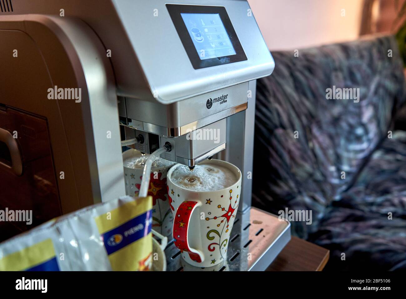 Kaffeemaschine im Wohnzimmer zu Hause Stockfoto