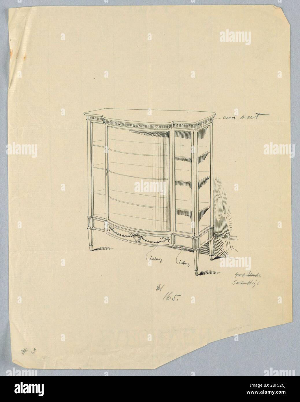 Design für China-Schrank mit Convex Front. Länglicher Schrank mit konvexer Mittelfront, auf 4 kurzen, sich verjüngenden Beinen angehoben und mit 3 Regalen; oben geschnitzt; Mittelboden mit Medaillon eingelassen, das auf floralen Girlanden aufgehängt ist. Stockfoto