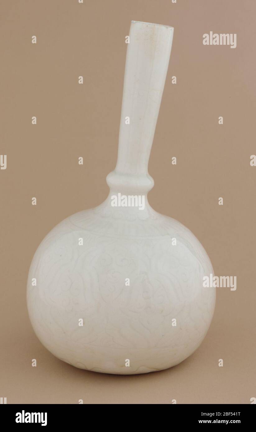 ; Iran; 17.-18. Jahrhundert; Steinpaste unter Glasur gemalt; H x B: 25.3 x 14.4 cm (9 15/16 x 5 11/16 in); Geschenk von Charles lang freier Stockfoto