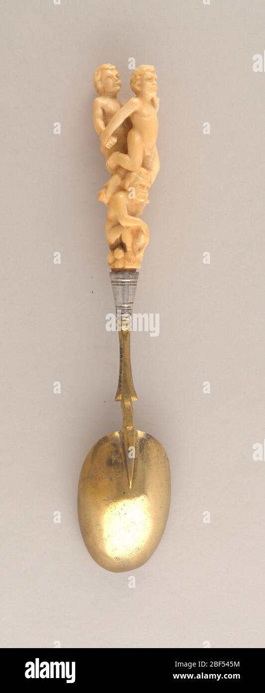 Löffel. Ovale Löffelschale, Rattangel auf der Rückseite der Schüssel. An den Seiten geschwungene und facettierte Halsabfackeln. Konische Silberferrule. Elfenbeingriff in tiefem Relief geschnitzt. Stockfoto