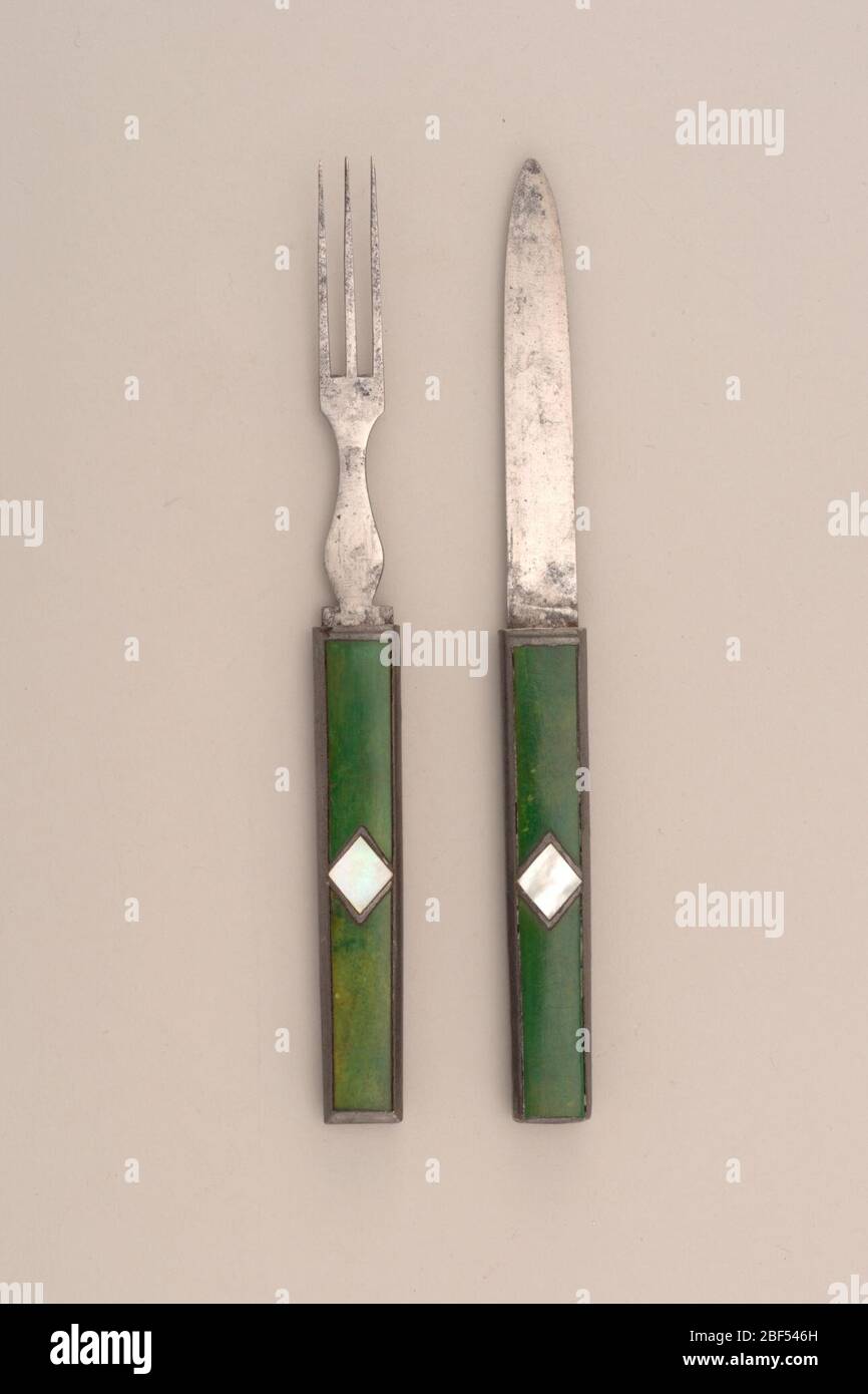 Etui-Messer. Blattmesser mit geraden Seiten. Flacher rechteckiger Griff mit Zinnseiten. Vorne und hinten grün bemaltes Elfenbein, mit diamantförmiger Perlmutt und Zinn in der Mitte des Griffs eingelegt. Stockfoto