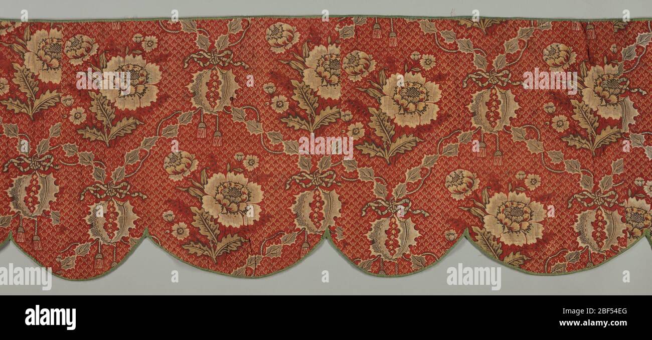 Valance. Volance im floralen Design, bestehend aus einem roten Grund mit einem aufgesetzten Muster in Weiß. Große Blütenbüschel in weiß, rot und dunkelbraun mit Girlanden von Blättern in dunkelbraun und rot. Mit Schnüren und Quasten. Vielfalt von Picotage in Blütenblättern verwendet. Stockfoto