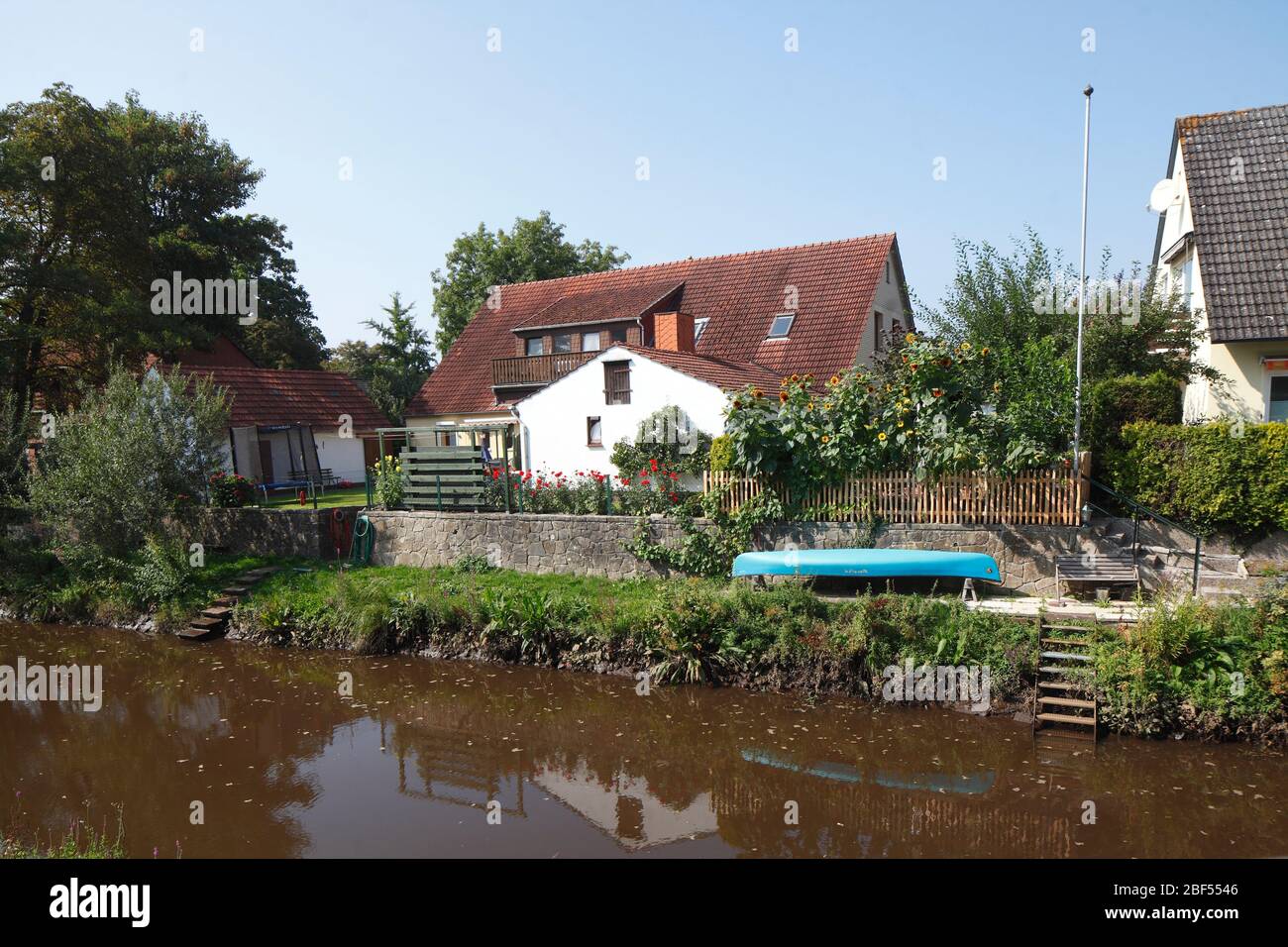 Wohnhäuser mit Garten und Boot an der Wörpe, Lilienthal, Niedersachsen