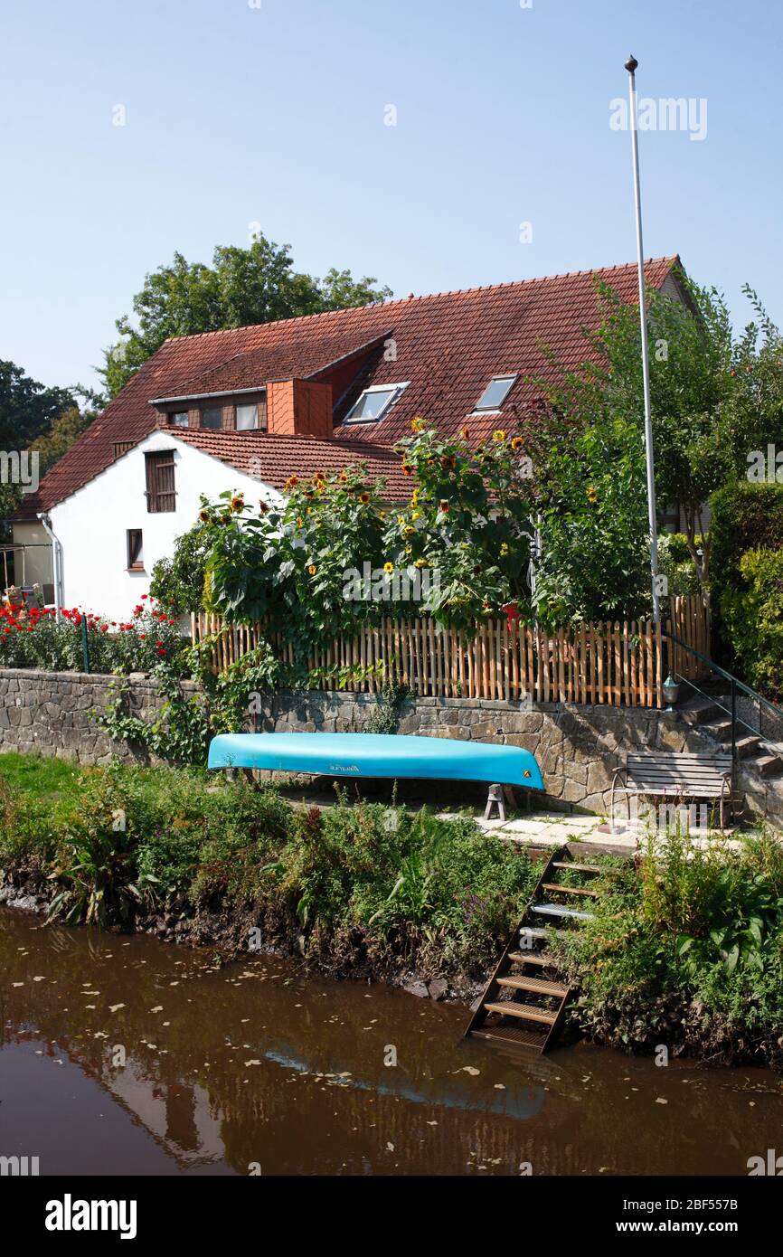 Wohnhäuser mit Garten und Boot an der Wörpe, Lilienthal, Niedersachsen