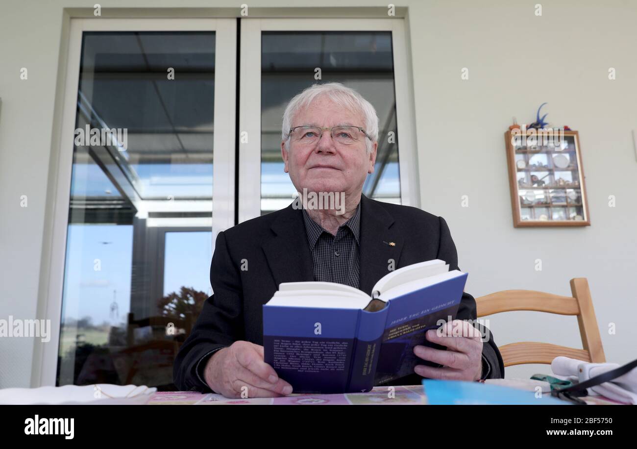 Waliw, Deutschland. April 2020. Berndt Seite (CDU), Ministerpräsident von Mecklenburg-Vorpommern von 1992-98, sitzt mit einem Buch an einem Tisch in seinem Wintergarten. Seit dem Rückzug aus der aktiven Politik hat sich Seite dem Schreiben von 16 Büchern gewidmet, darunter mehrere Gedichtbände. Berndt Seite feiert am 22.04.2020 seinen 80. Geburtstag. Quelle: Bernd Wüstneck/dpa-Zentralbild/ZB/dpa/Alamy Live News Stockfoto