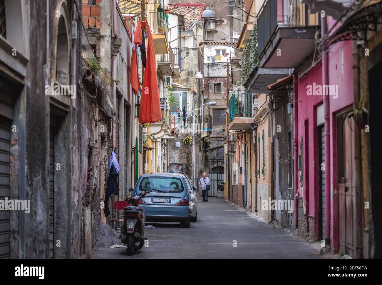 Schmale Straße in Barriera del Bosco Bezirk von Catania, zweitgrößte Stadt der Insel Sizilien in Italien Stockfoto