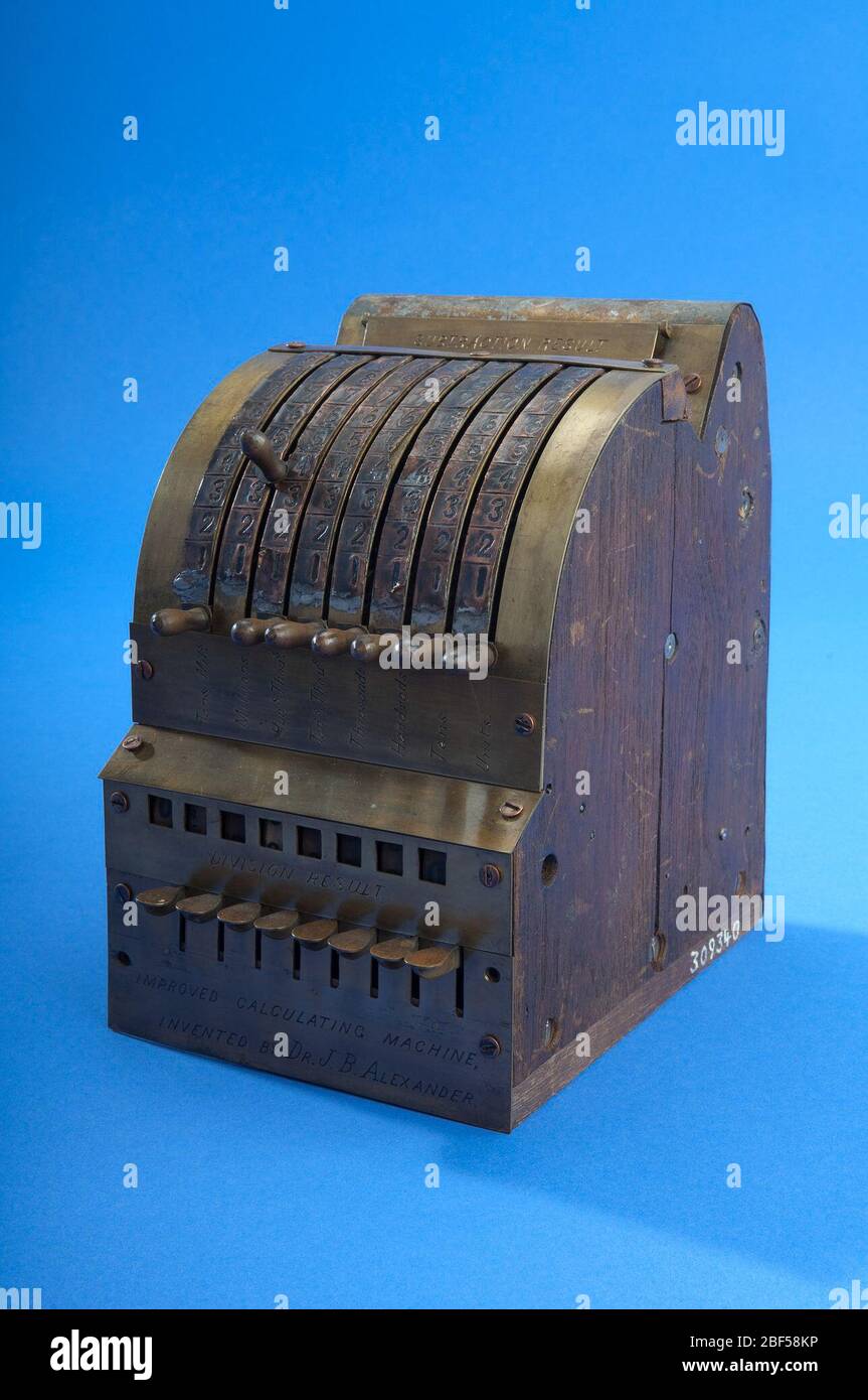 Alexander Rechenmaschine. Dies ist das Modell des US-Patentamts für eine nicht druckende Zufügemaschine mit Hebelsatz. Es hat ein Holzgehäuse mit einer gebogenen Metall-Vorder-und Rückseite, und erinnert etwas an eine frühe Kasse. Es enthält acht Zahnräder, die sich vertikal auf einer gemeinsamen Querwelle drehen. Stockfoto