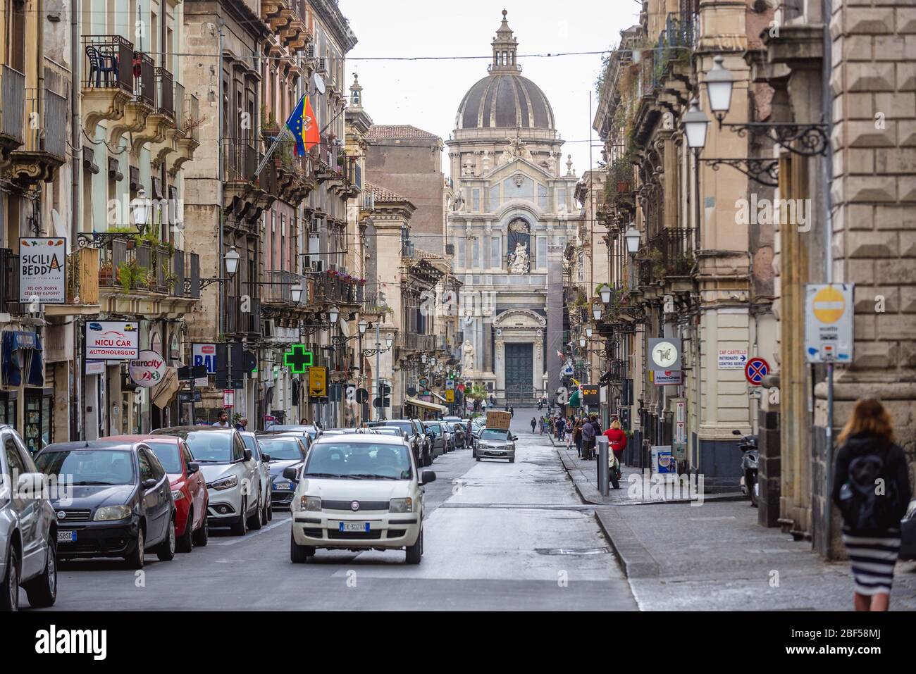 Via Giuseppe Garibaldi Straße, Blick mit Kathedrale zu Saint Agatha in Catania, zweitgrößte Stadt der Insel Sizilien in Italien gewidmet Stockfoto