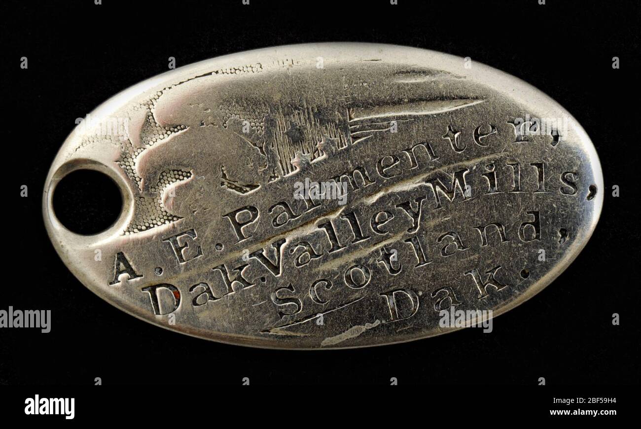 Schottland South Dakota Owney Tag. Das Design dieses ovalen, metallenen Tags ist relativ häufig unter den Owney-Tags. Dieses wurde von A. E. Parmenter von Dakota Valley Mills in Schottland, South Dakota, vorgestellt. Und obwohl das Etikett ist markiert " Schottland P.O. Stockfoto