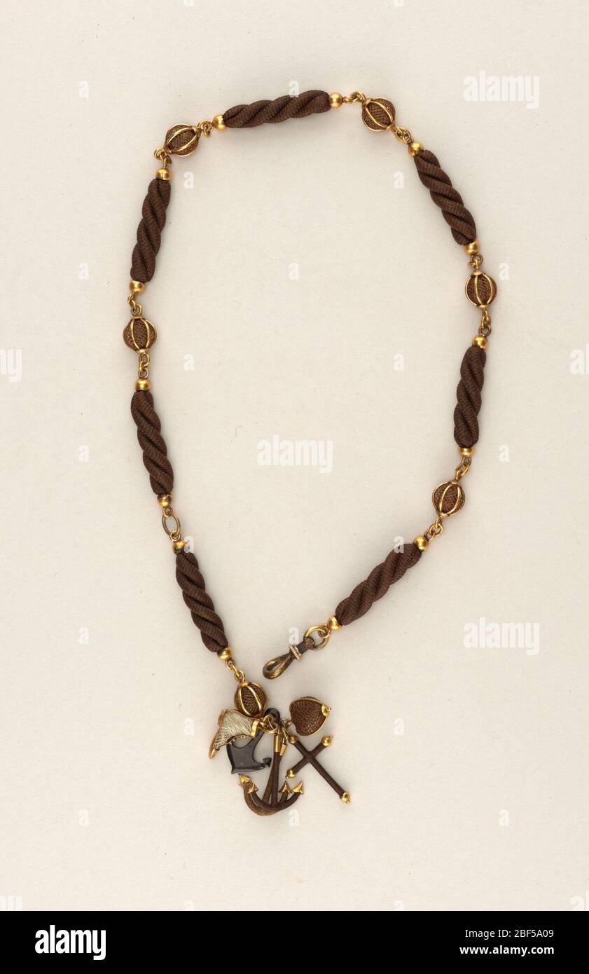 Kette und Bolzen der Uhr. (A) die Uhrenkette des Menschen; Zylinder aus Haarsträhnen in Gold gesetzt abwechselnd mit Haargloben in Goldkäfigen; Ornamente in Form eines Kreuzes, drei Anker, eine Herzform und einen Schuh. Stockfoto