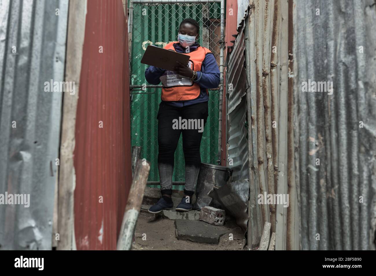 Gesundheitsarbeiter sehen sich das Coronavirus COVID-19 in der informellen Siedlung Hout Bay in Imizamo Yethu nahe Kapstadt, Südafrika an Stockfoto