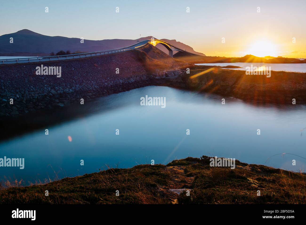 Atlantic Ocean Road (Atlanticvejen) bei Sonnenuntergang, eine Reihe von Straßen auf Inseln, die Averøy mit dem Festland verbinden. Stockfoto