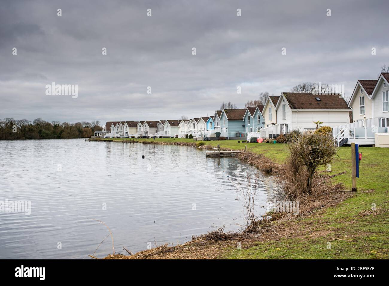 Häuser am See am Spring Lake, South Cerney, Gloucestershire, Großbritannien Stockfoto
